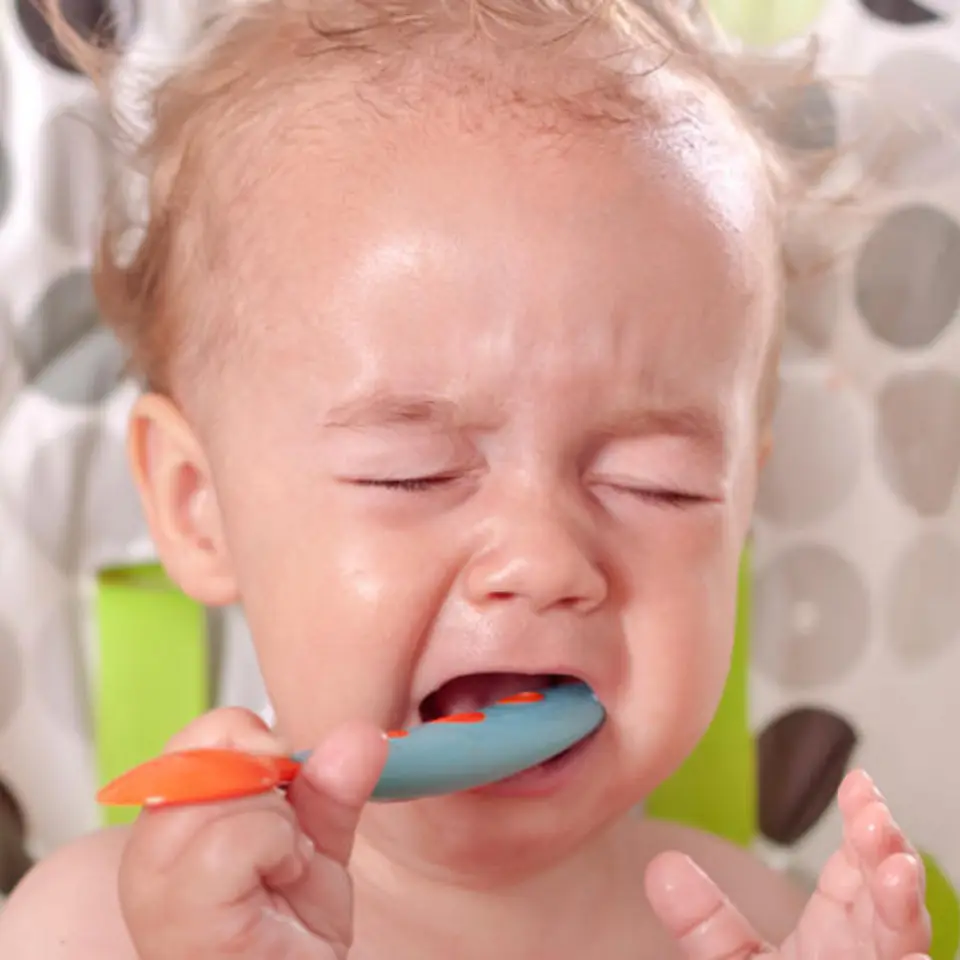 Criança feliz comendo